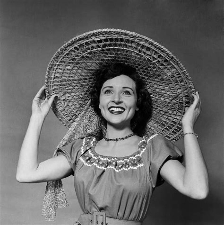Betty White at Age 15 in 1930: A Journey Through Her Early Life and Legacy