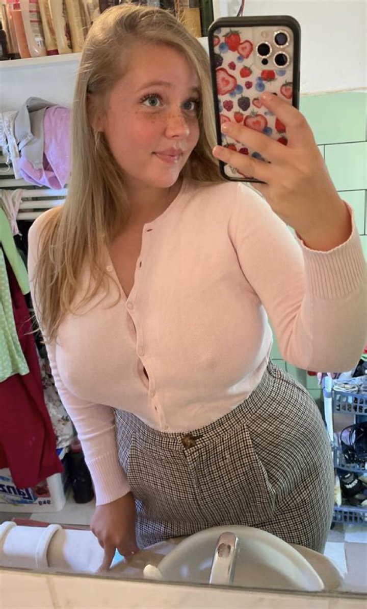 Aishahofey Naked Twitter: A Comprehensive Analysis and Understanding