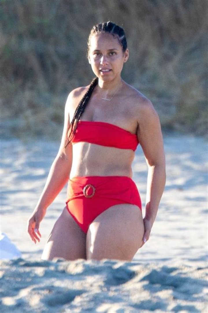 Alicia Keys in a Bikini: A Closer Look at the Iconic Style, Beauty, and Confidence