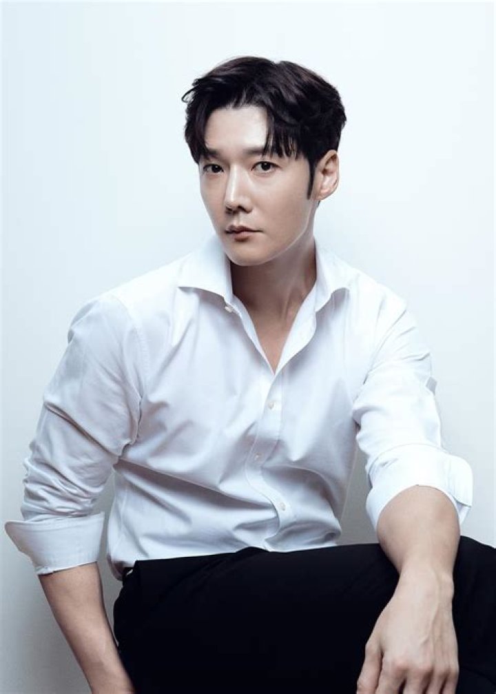 Choi Jin-Hyuk: The Rising Star in the Korean Entertainment Industry