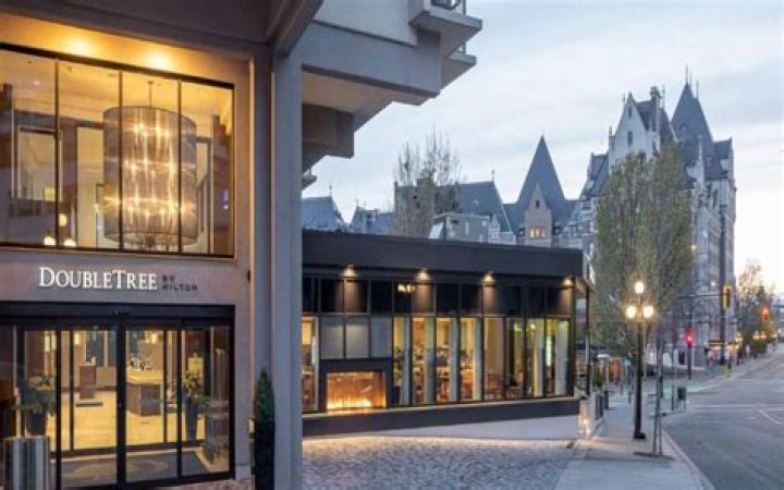 Discover the Luxurious Experience at DoubleTree by Hilton Hotel Victoria BC