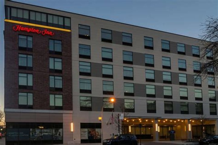 Hampton Inn Chicago North Loyola Hotel: Your Ultimate Stay in the Heart of Chicago