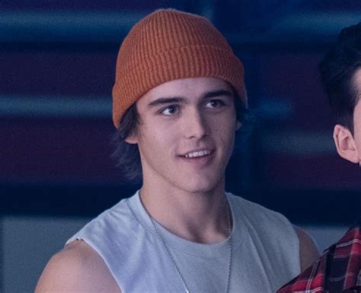 How Old is Luke from Julie and the Phantoms: A Comprehensive Guide