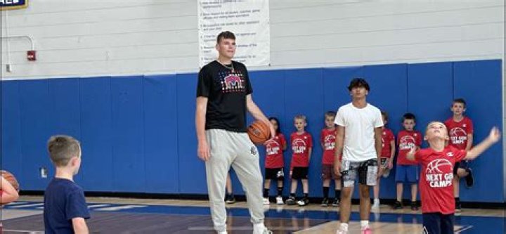 How Tall is Clingan for UConn: A Comprehensive Analysis of His Height and Impact