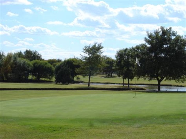 Lake Ridge Country Club: A Premier Golfing Destination with Exceptional Amenities