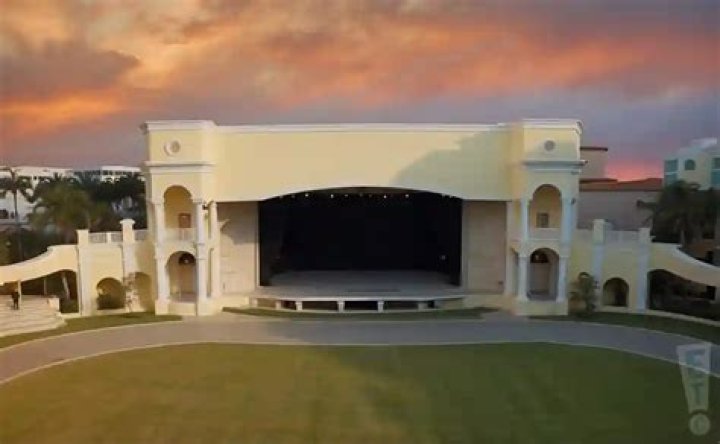 Mizner Park IPIC Theater: A Premier Entertainment Destination