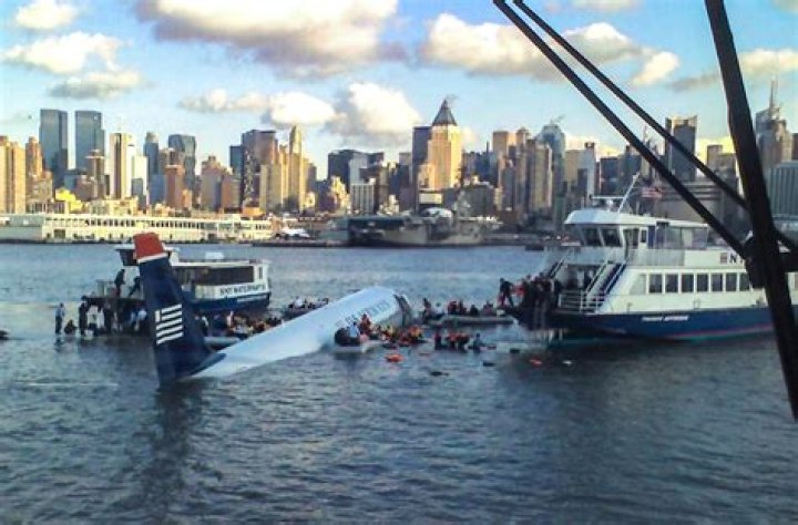 Plane Crash Landing in Hudson River: The Remarkable Story of Survival and Heroism