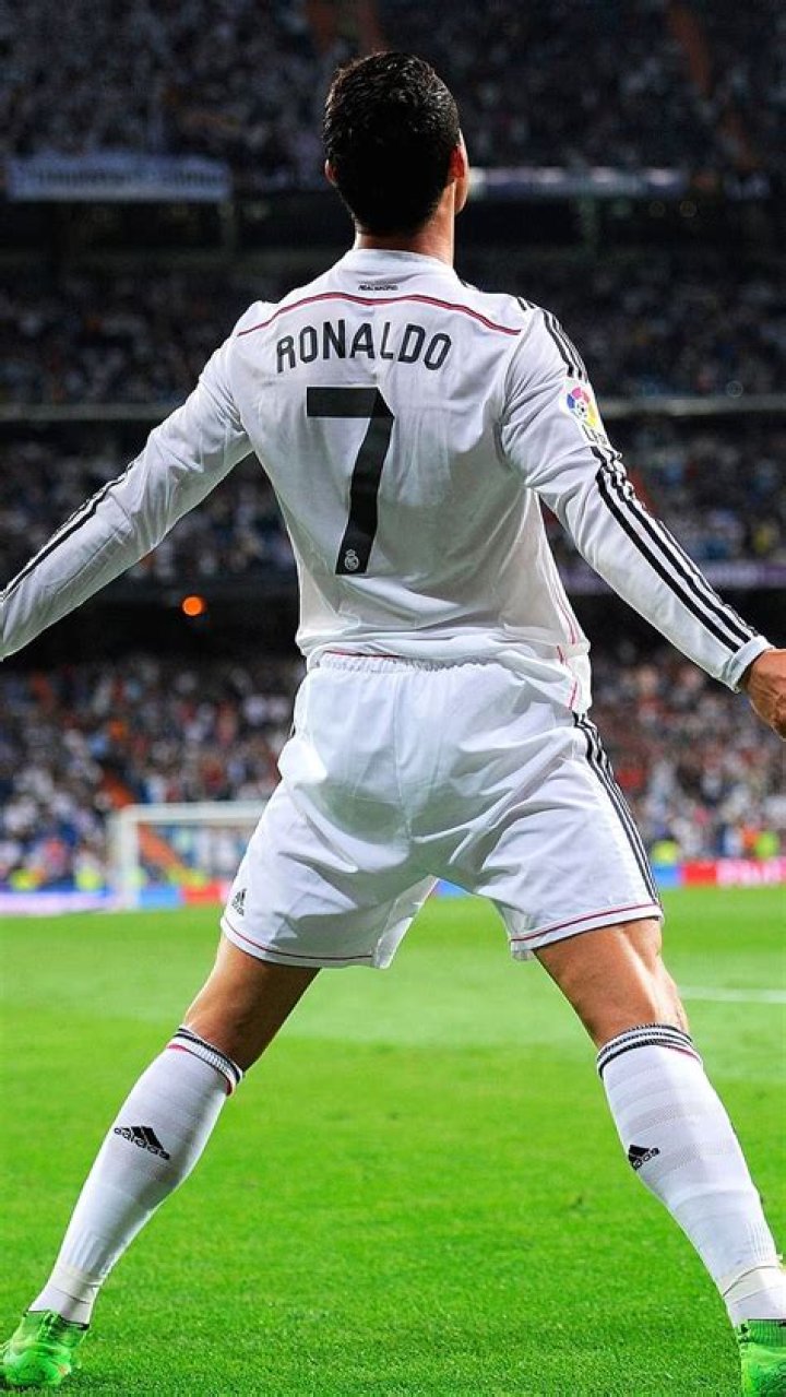 Ronaldo Iconic Photos: Capturing the Legendary Moments of a Football Icon