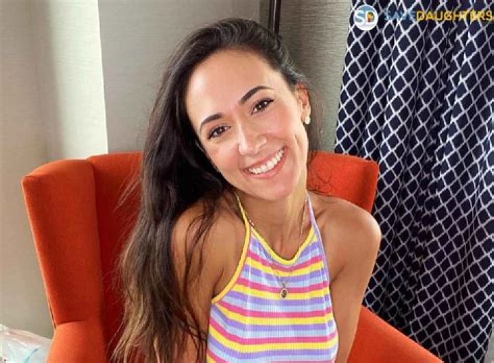 Sarah Illustrates Age: Discovering the Life, Art, and Journey of a Talented Illustrator