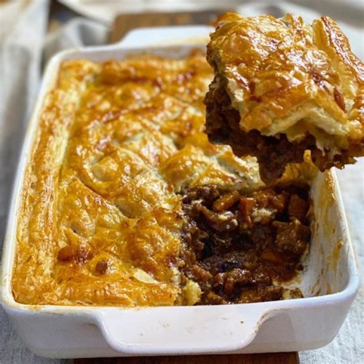 Delicious Steak & Ale Pie with Puff Pastry: A Culinary Journey