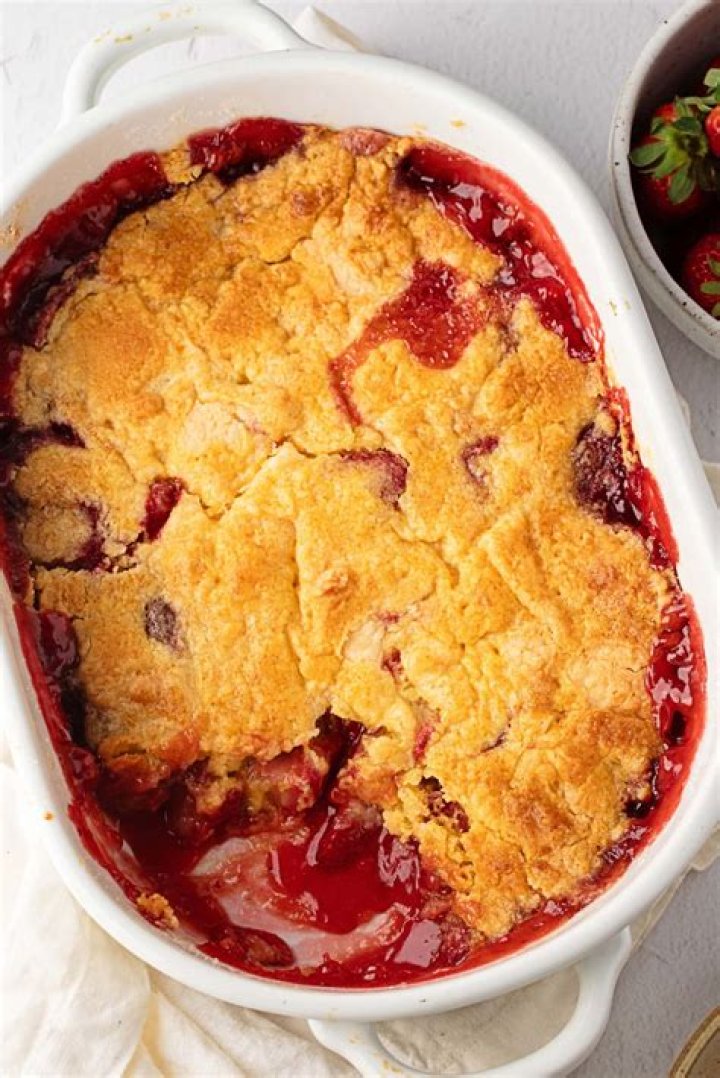 How to Make a Delicious Strawberry Dump Cake with Fresh Strawberries