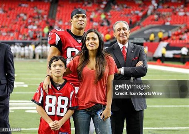 Tony Gonzalez: The Legendary Tight End Redefining NFL Standards