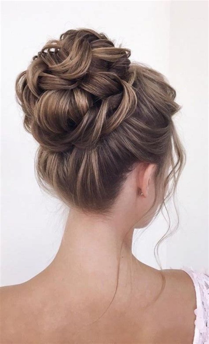 What is an Updo? A Comprehensive Guide to This Classic Hairstyle