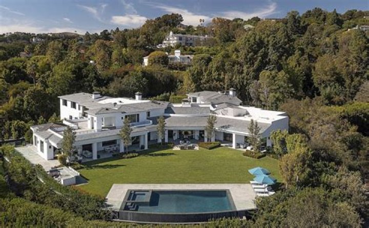 Where Does Ben Affleck Live: Exploring the Luxurious Life of the Hollywood Icon