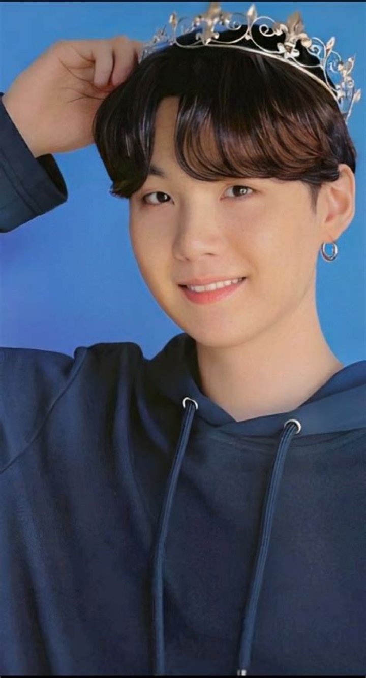 Yoonhi: A Rising Star in the Music Industry